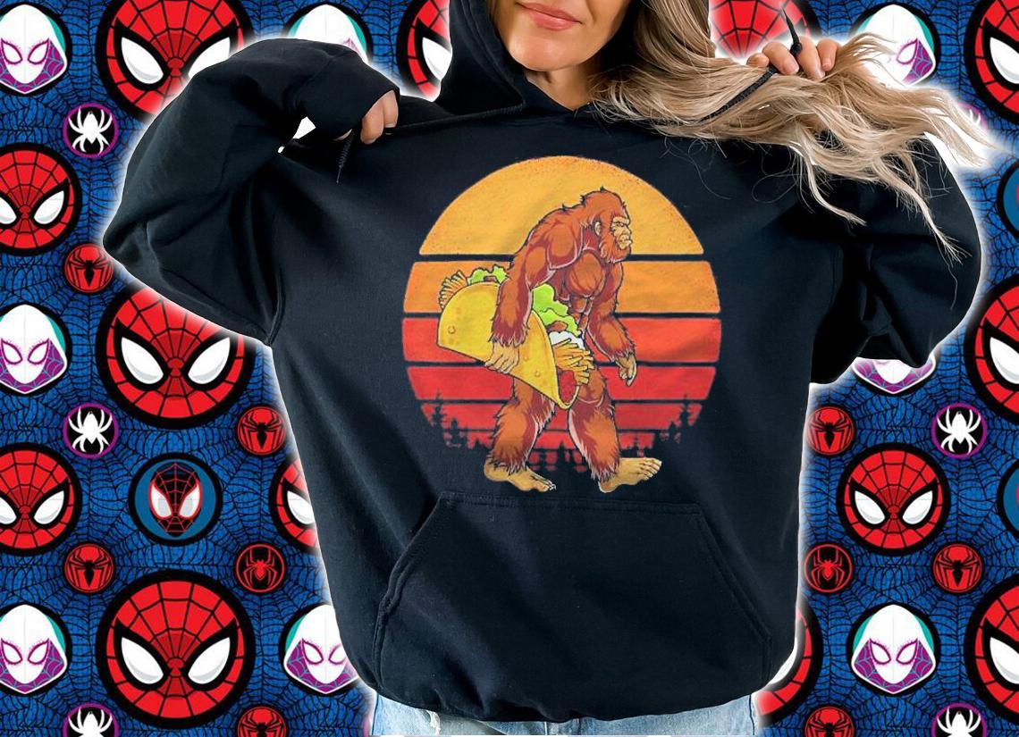 Bigfoot Carrying Taco Funny Cinco De Mayo Boys Men Sasquatch shirt t-shirt
