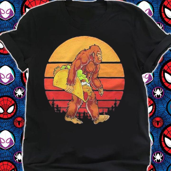 Bigfoot Carrying Taco Funny Cinco De Mayo Boys Men Sasquatch shirt t-shirt